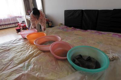 北镇楼上漏水，住户失联，小区没物管，业主维权难！律师来支招……